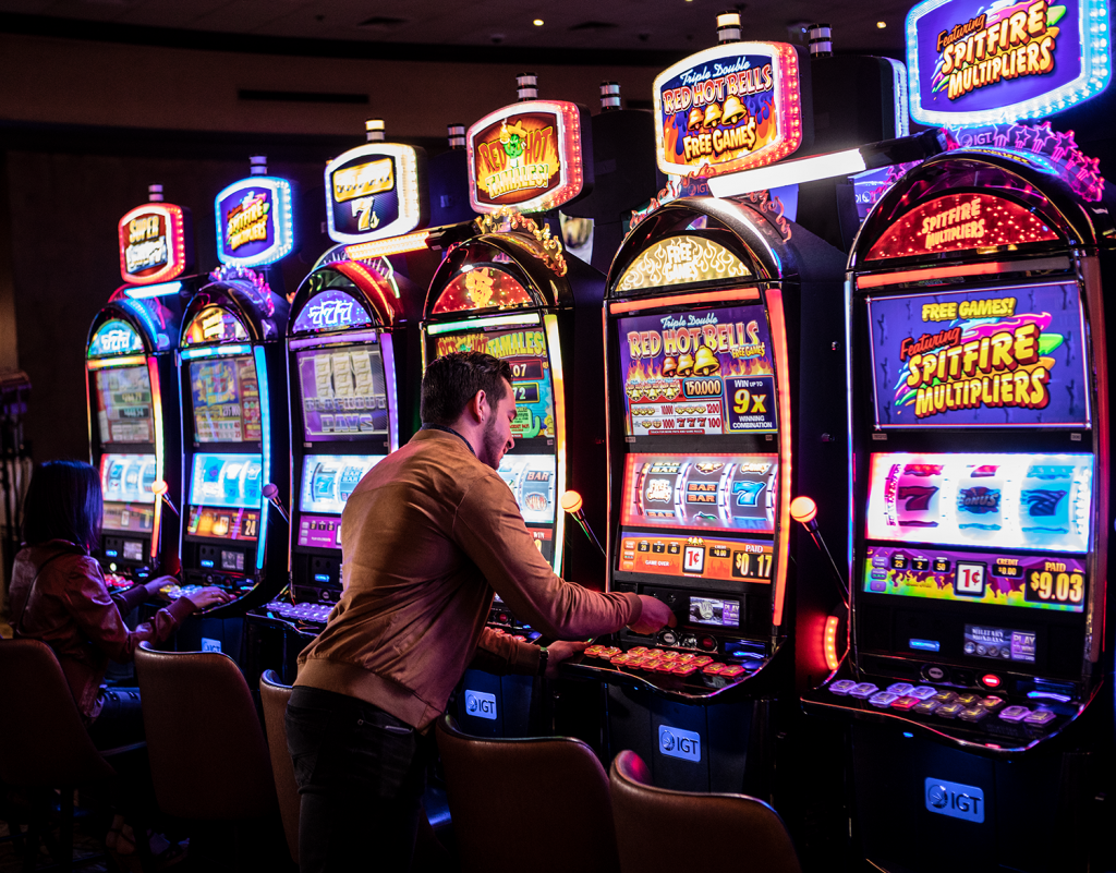 Cine câștigă la cazino – norocoșii sau jucătorii experimentați?, Charmy
